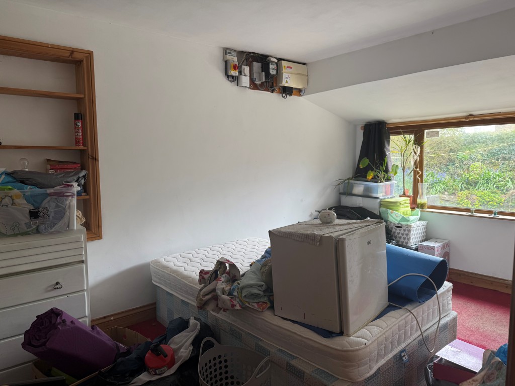 Lot: 118 - DETACHED HOUSE WITH ATTACHED ANNEXE GARDEN, GARAGE AND TWO DRIVES - Ground floor double bedroom two